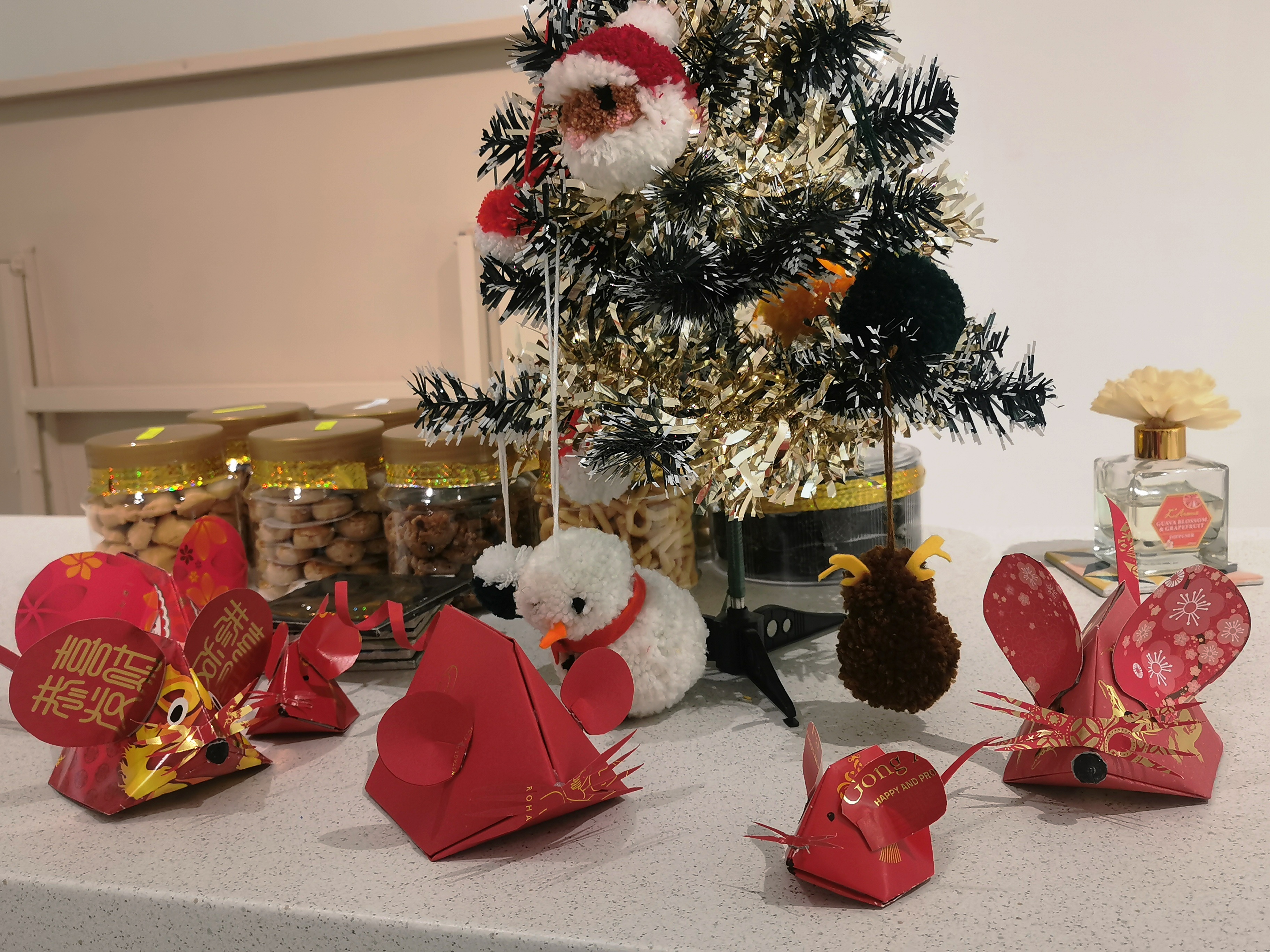 由于圣诞节和农历新年时间太过接近，出现了手作红包鼠作品和圣诞节戳戳乐作品“齐聚一堂”的情况。-杨琇媖摄-