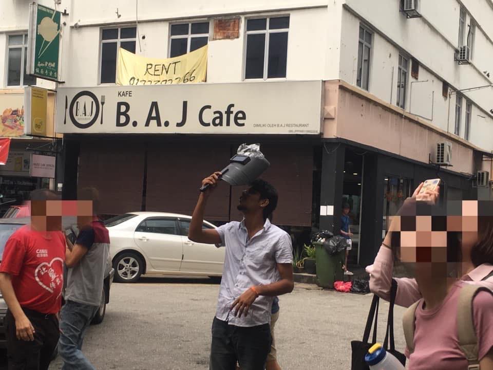 当这位仁兄拿出焊接面罩来看“日环食”时，网民纷纷留言称：“赢完料（Win Liao）”。-Yirou Chong摄-