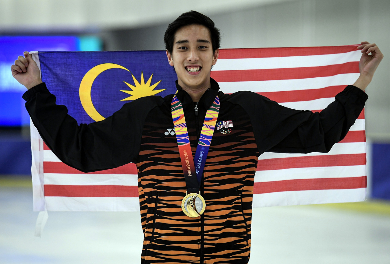 Atlet luncur ais negara Julian Yee Zhi-Jie meraikan kemenangan pingat Emas dalam acara Luncur Ais Bebas Kategori Lelaki Senior Akhir pada Sukan SEA Manila 2019 di SM Mega Mall hari ini.u00e2u20acu00a8u00e2u20acu201d Bernama pic