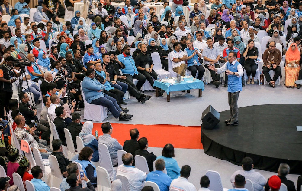 PKR president Datuk Seri Anwar Ibrahim officiates the Perak PKR Convention in Kuala Kangsar December 3, 2019. u00e2u20acu201d Picture by Farhan Najib