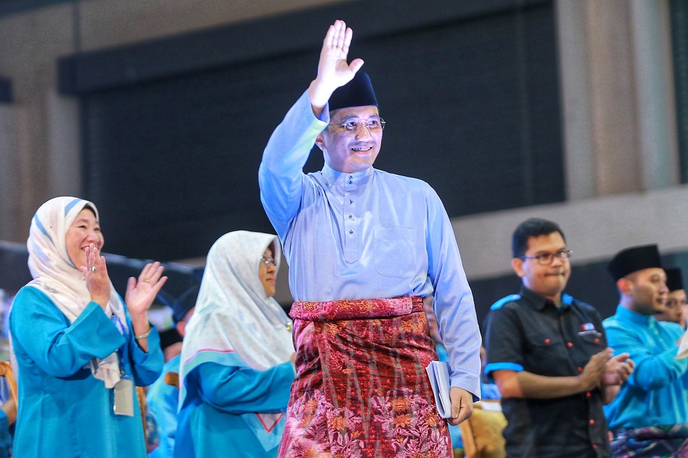 PKR deputy president Datuk Seri Azmin Ali waves as he takes the stage to deliver his speech during the PKR Women and Youth National congress in Melaka December 5, 2019. u00e2u20acu201d Picture by Ahmad Zamzahuri 