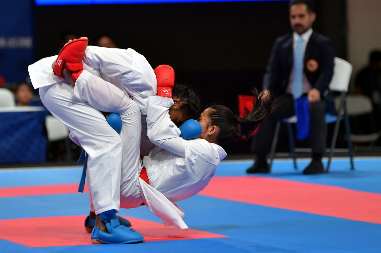 Aksi Atlet Karate Negara, Madhuri Poovanesan menentang Atlet Karate Thailand, Khamsi Tippawan dalam acara 55 KG Kumite wanita akhir pada Sukan Sea Filipina 2019 di Pusat Dagangan Dunia Filipina hari ini. u00e2u20acu201d Foto Bernamann