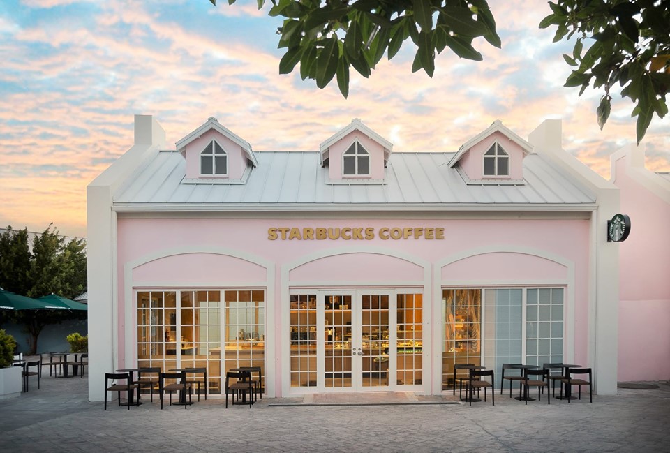 烫金的Starbucks和粉色超级搭！-图片摘自网络-