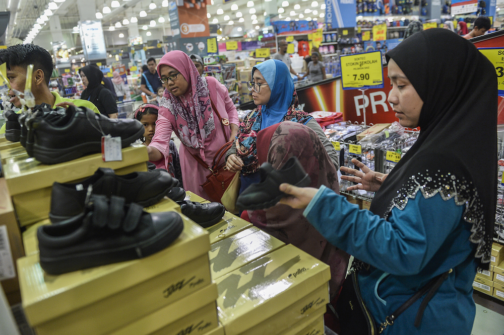 Parents purchase necessities for their children in Subang Jaya December 25, 2019, ahead of the new school year. u00e2u20acu201d Picture by Miera Zulyana