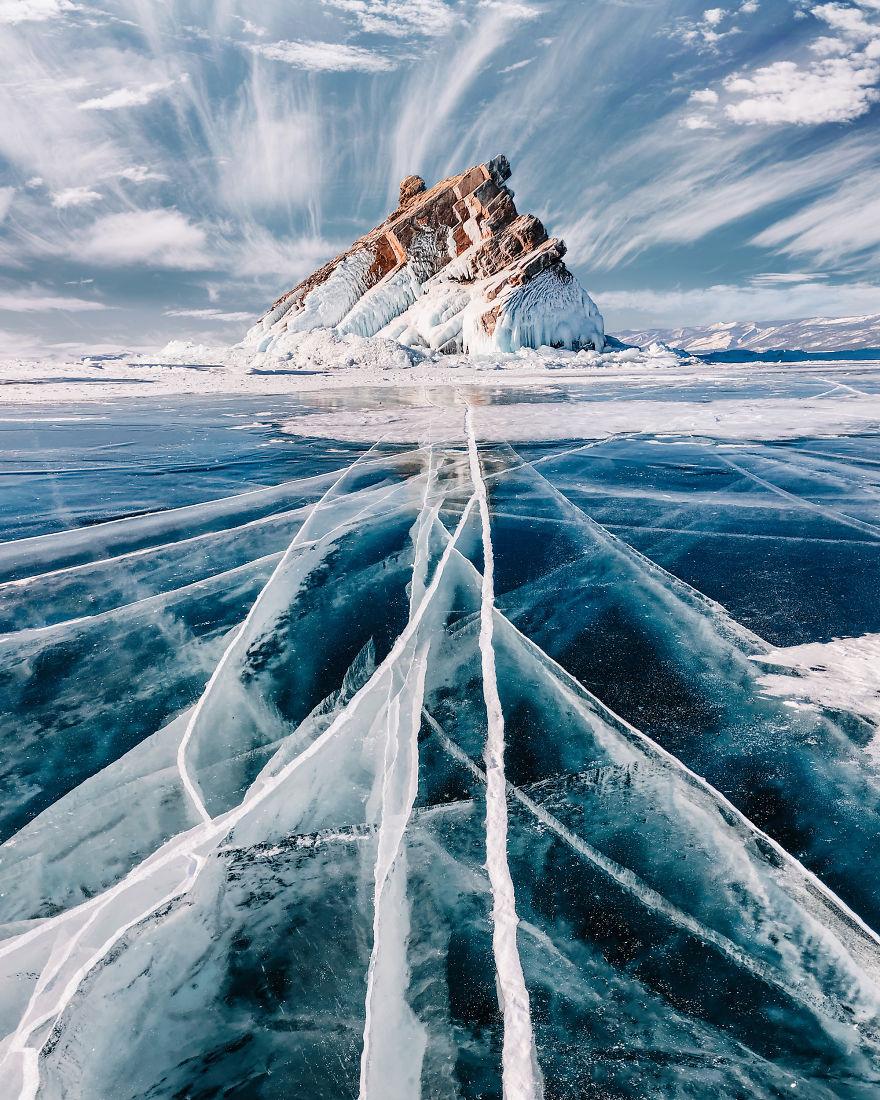 冰层碎裂的痕迹交错，展现了自然的线条美景。-图片摘自网络-