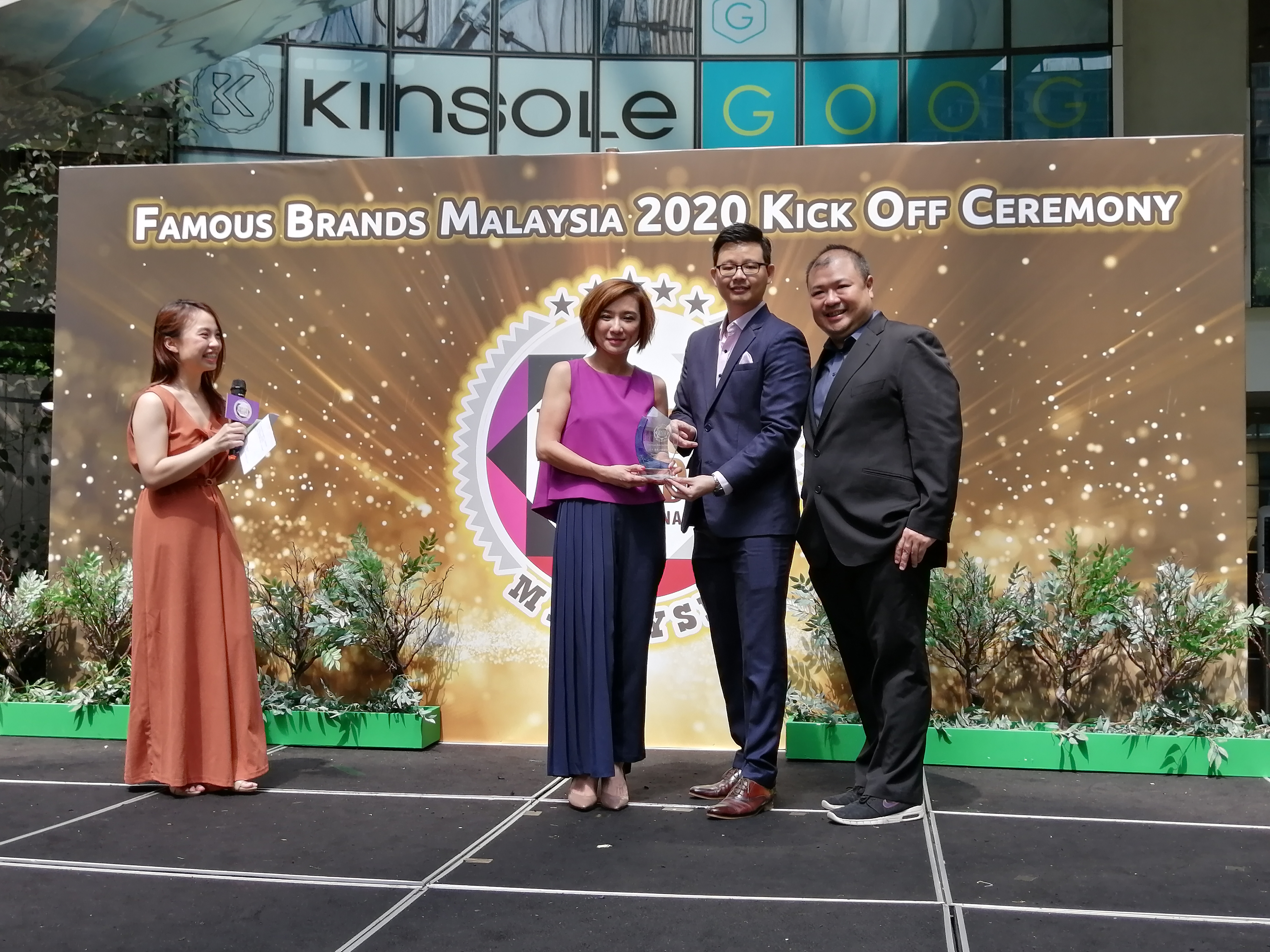 王翠玲（左二）获颁“Famous Brands Malaysia最具广告价值艺人奖”。-刘家仪摄-