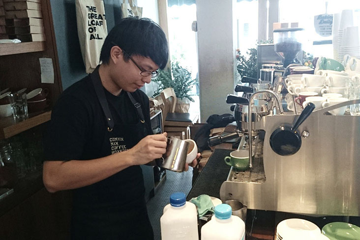 麦克早期在新加坡当咖啡师的经历让他更容易投入如今的咖啡业务。--CK Lim摄--