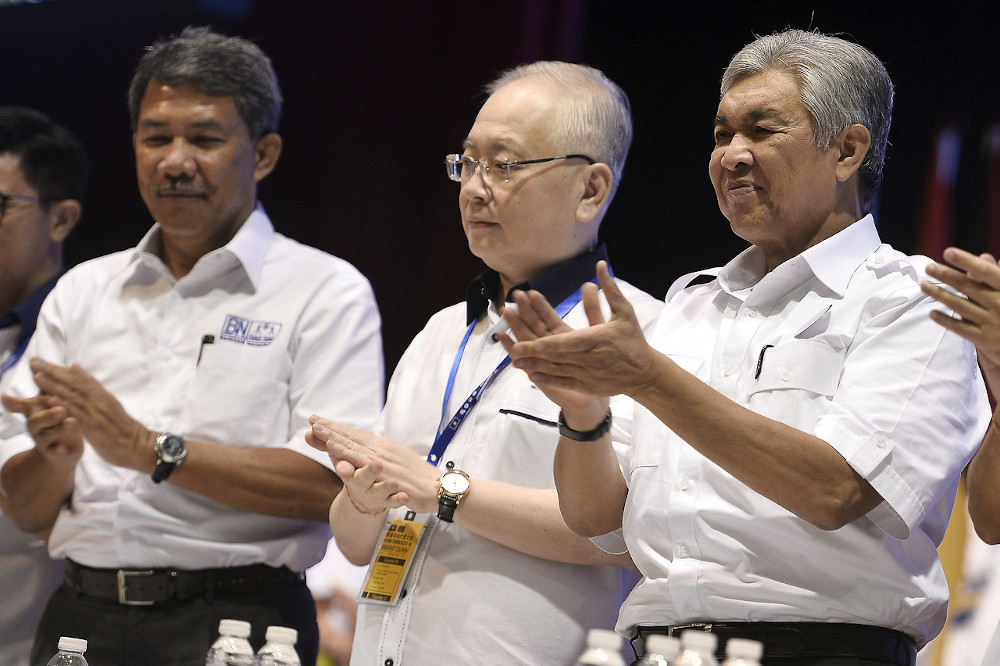 BN chairman Datuk Seri Ahmad Zahid Hamidi (right) with Datuk Seri Mohamad Hasan (left) dan MCA president Datuk Seri Wee Ka Siong (centre) at the MCA AGM in Kuala Lumpur December 1, 2019. u00e2u20acu201d Bernama pic