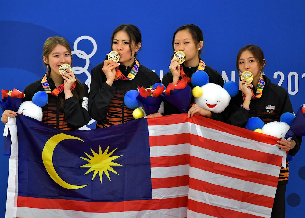 大马女将陈淑慧、张安雅、陈凯妮和Dione Tan在庆祝3000米速滑接力赛摘金的喜悦。-马新社-