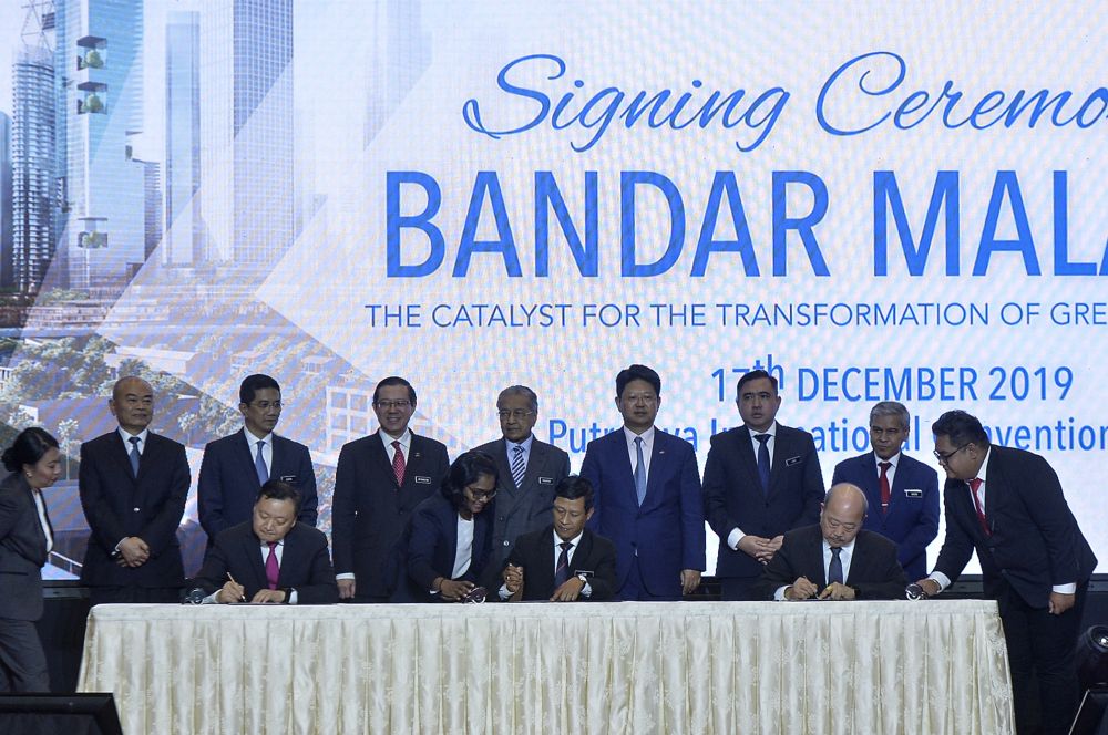 Prime Minister Tun Dr Mahathir Mohamad witnesses the signing ceremony between TRX City and IWH CREC to develop Bandar Malaysia in Putrajaya December 17, 2019. u00e2u20acu2022 Picture by Shafwan Zaidon