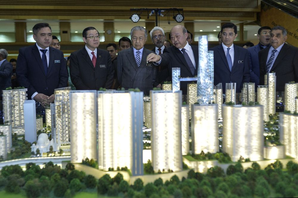 Prime Minister Tun Dr Mahathir Mohamad looks at a scale model of Bandar Malaysia during the signing ceremony between TRX City and IWH CREC in Putrajaya December 17, 2019. u00e2u20acu2022 Picture by Shafwan Zaidon