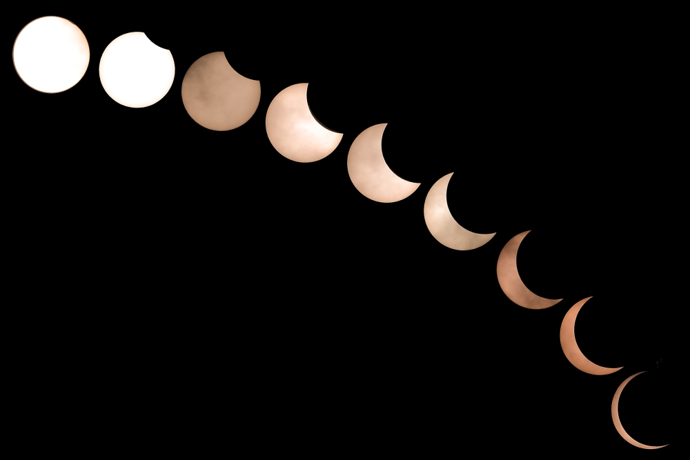 在沙亚南拍摄日环食九幅图片的叠加图像。-Miera Zulyana摄-