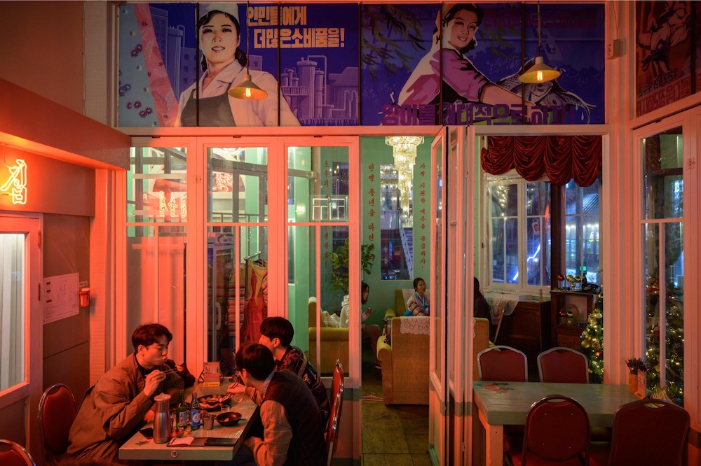 平壤酒馆是以朝鲜为主题，文化空间形式经营，让客人体验朝鲜的文化，犹如置身在朝鲜。-法新社-