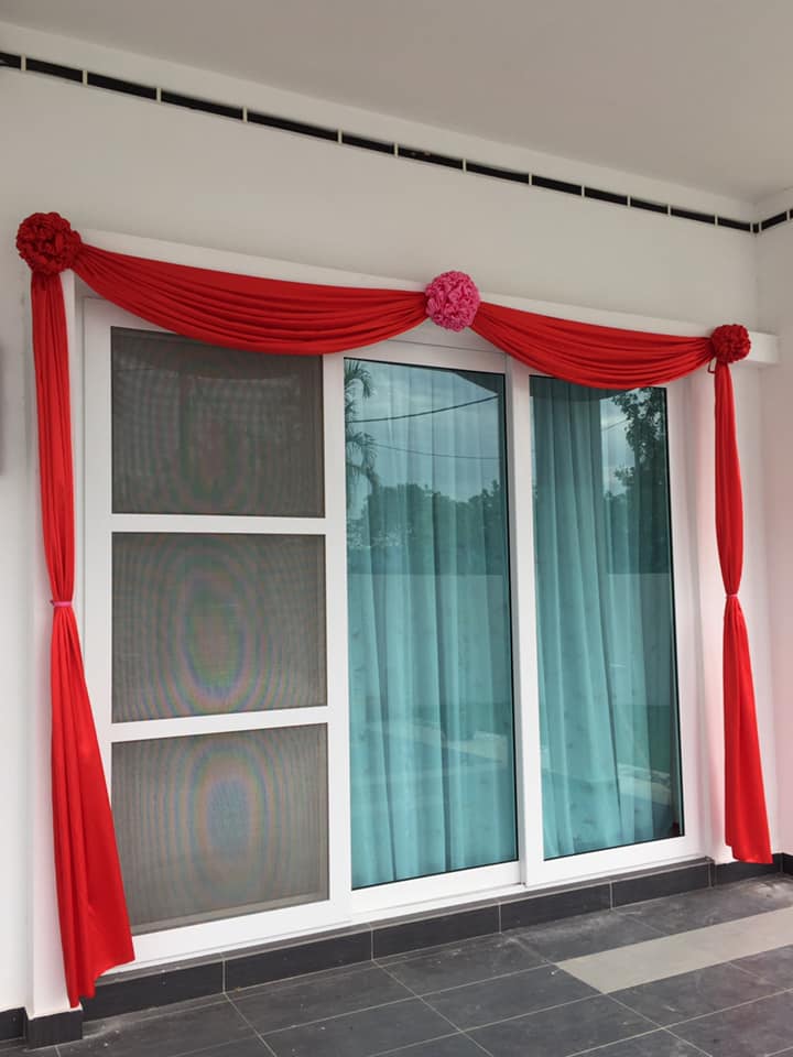 红彩有两种，一种是以红色锦布绑花球的“简易版”。-摘自网络-