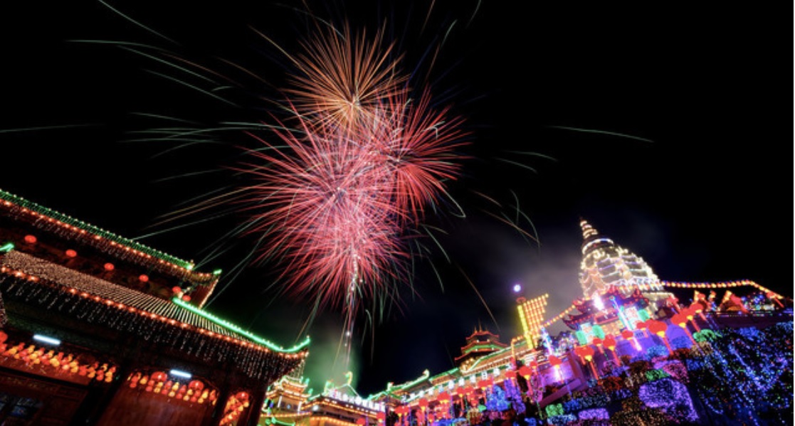 极乐寺每年亮灯仪式的烟花，散发着农历新年即将到来的气息。-马新社档案照-