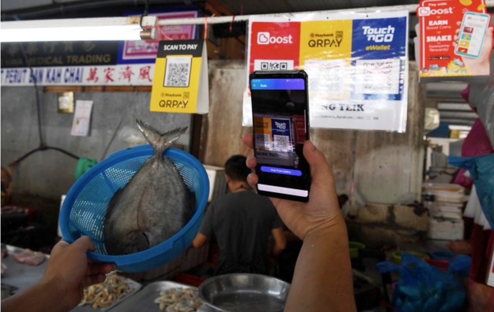 A number of stall owners from Taman Lip Sin, Sungai Dua wet market, have adapted the cashless payment method and given positive responses in George Town January 16, 2020. u00e2u20acu201d Bernama pic