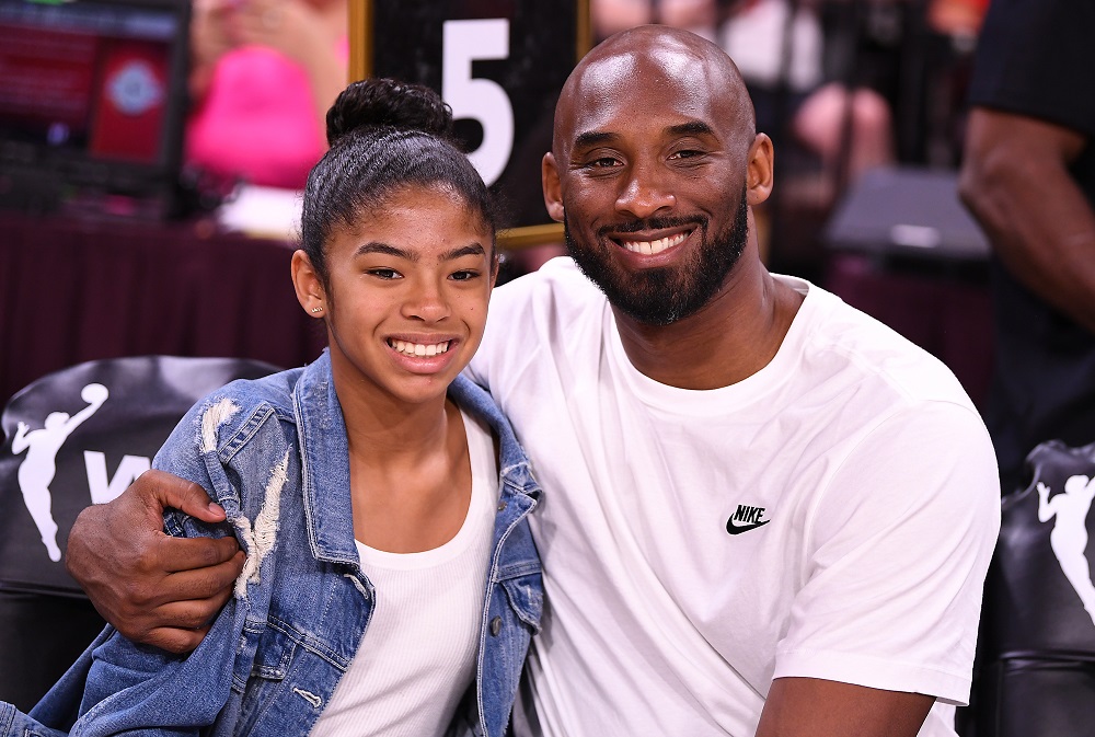 科比布莱恩和女儿Gianna在去年7月WNBA全明星赛的合影。-USA TODAY Sports Stephen R. Sylvanie摄/取自路透社-