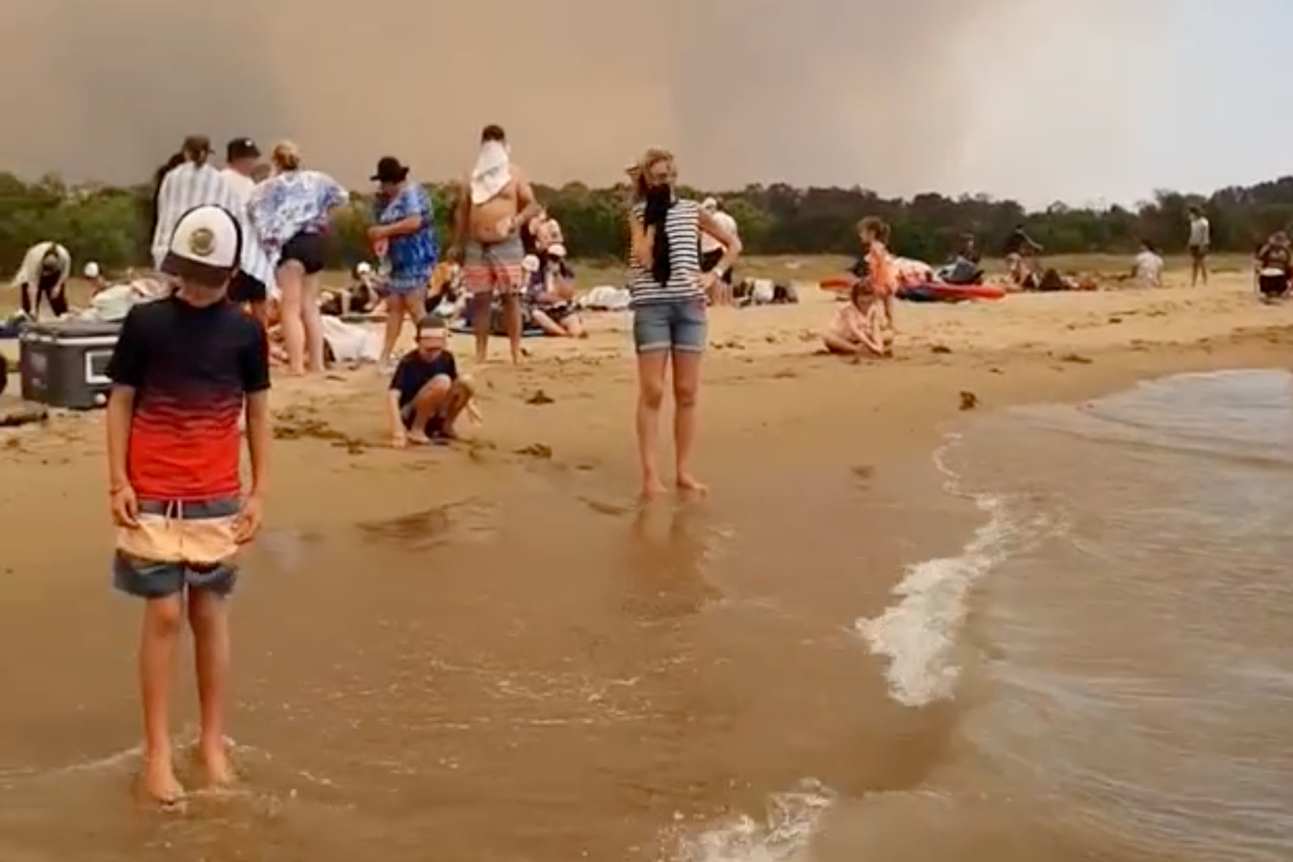 澳洲滨海渡假胜地马拉库塔周二早上遭野火攻城，镇上近5000名居民、游客更被围城的火势强逼入海，险象环生，一度“无处可退”。-路透社-