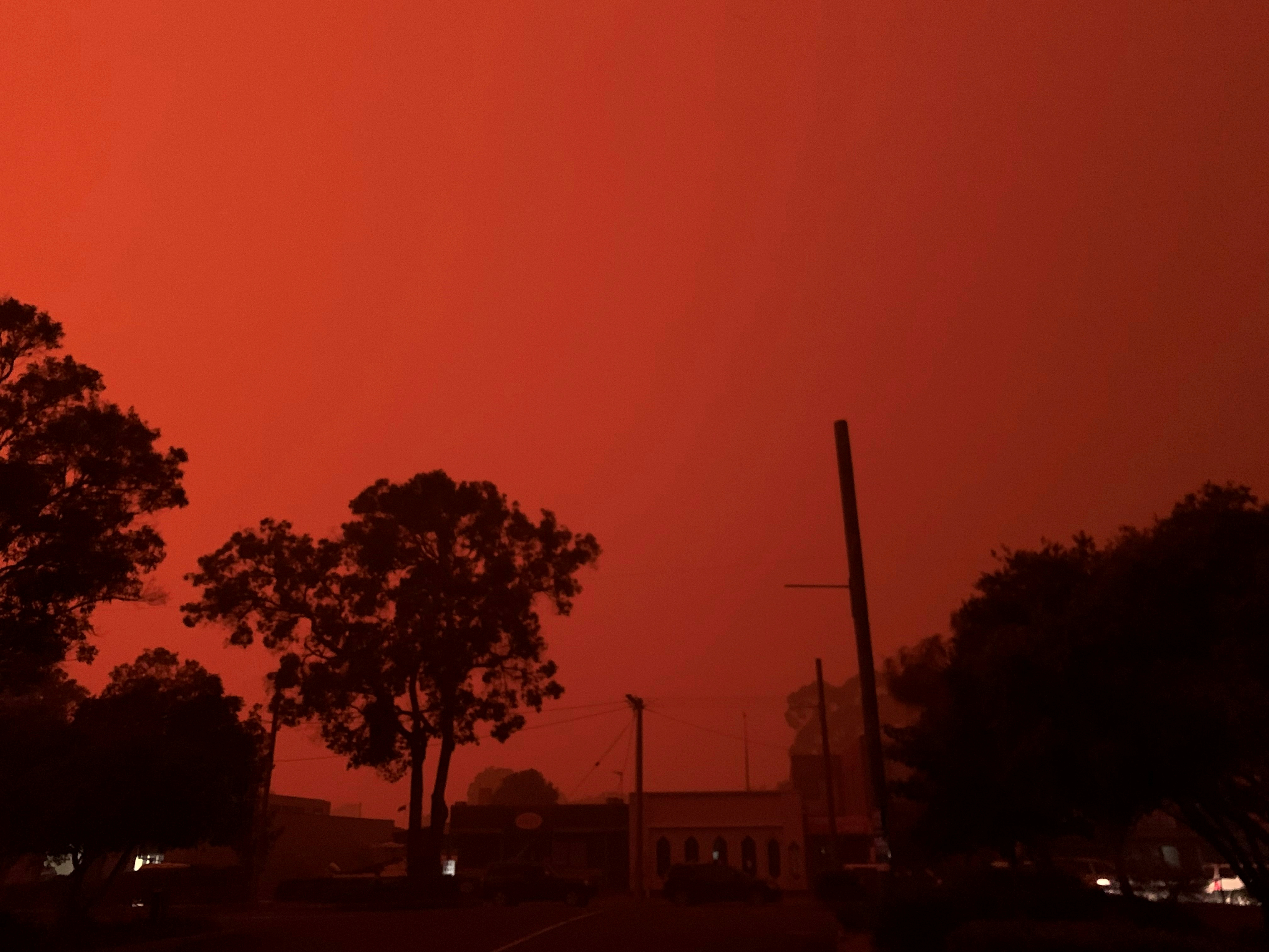 澳洲滨海渡假胜地马拉库塔周二早上遭“野火攻城”，天空被火光烧成血红色。-路透社-