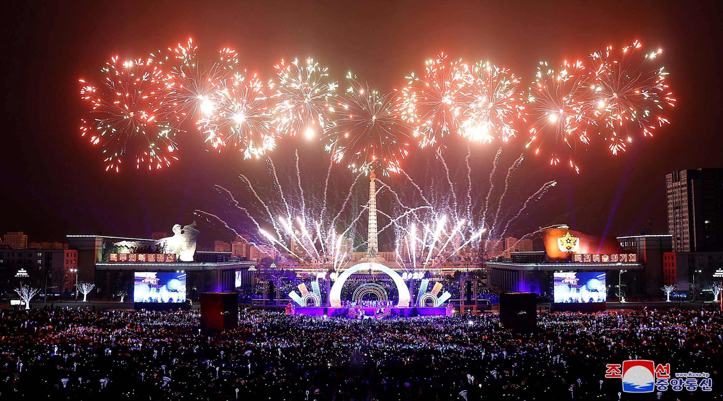 朝鲜也没错过迎接2020年，大批群众齐聚平壤市中心欣赏跨年演唱会，霓虹灯舞台上有精心编排的舞蹈表演，烟花在空中绽放，闪耀北韩夜空。-路透社-