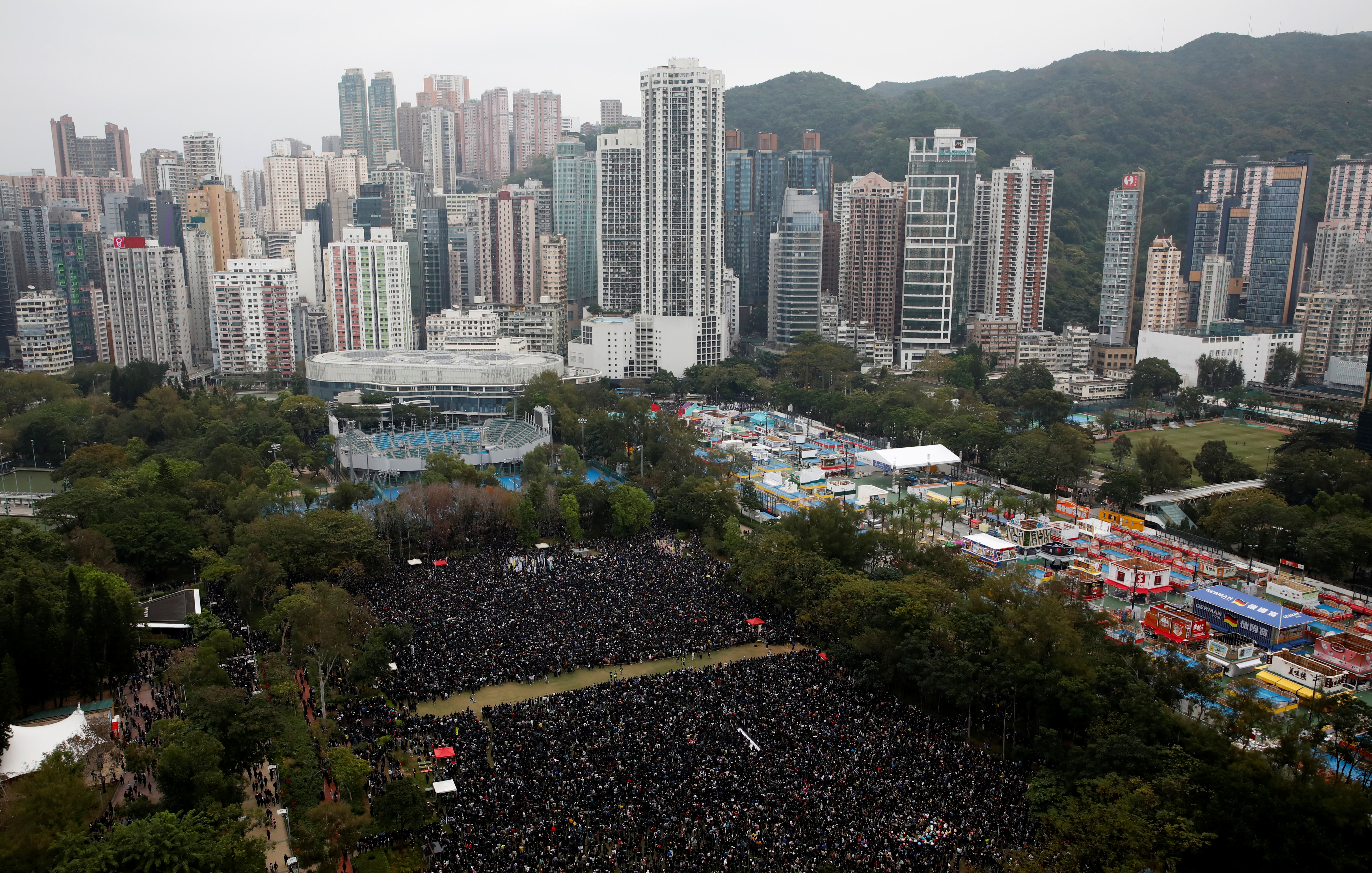 香港民阵周三发起元旦大游行，预计下午3时开始，下午2时维多利亚公园已聚集大批人潮。-路透社-