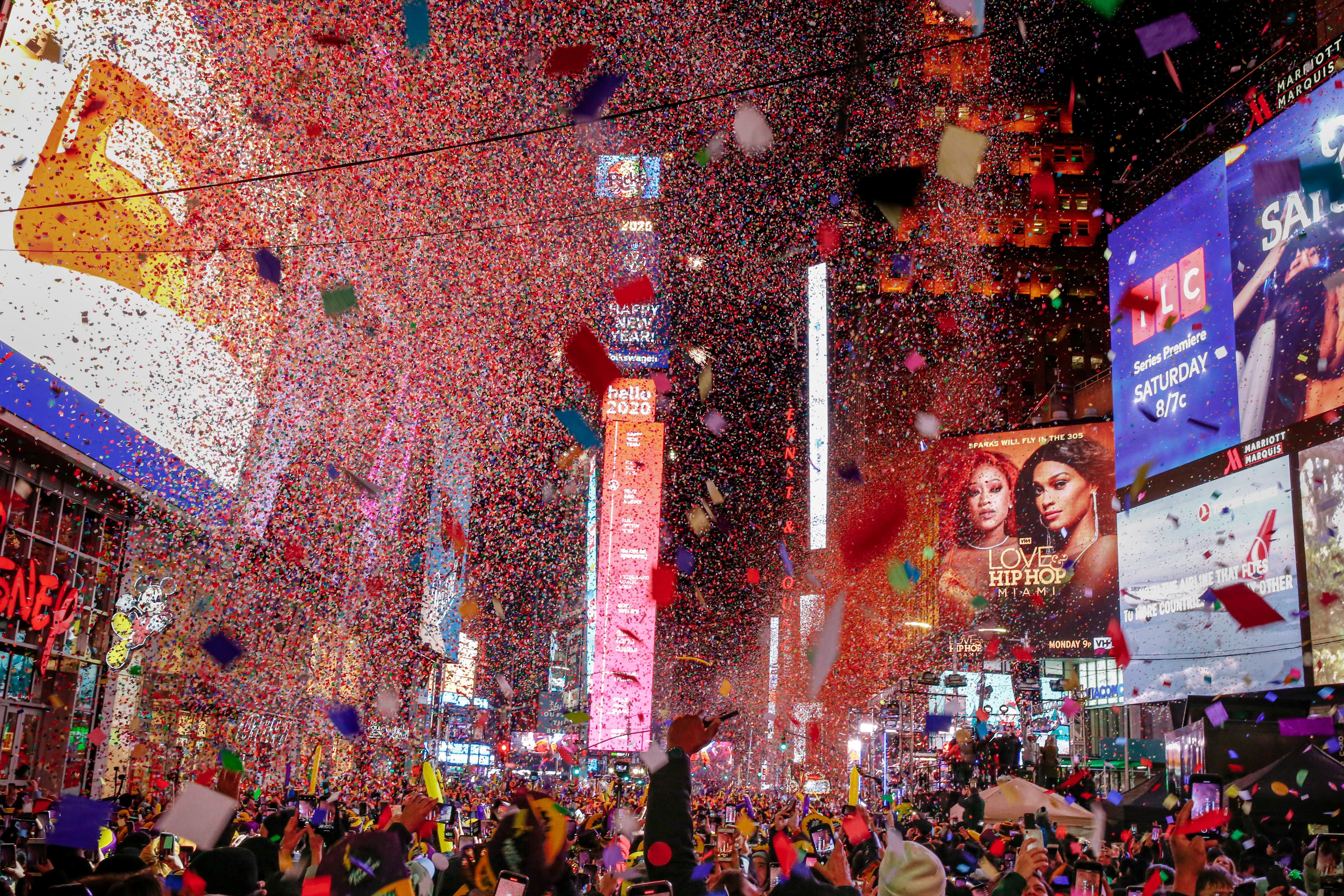 上百万来自世界各地的民众热情如火，聚在纽约时报广场辞旧迎新，聆听2020“跨年摇滚夜”的演出。-路透社-