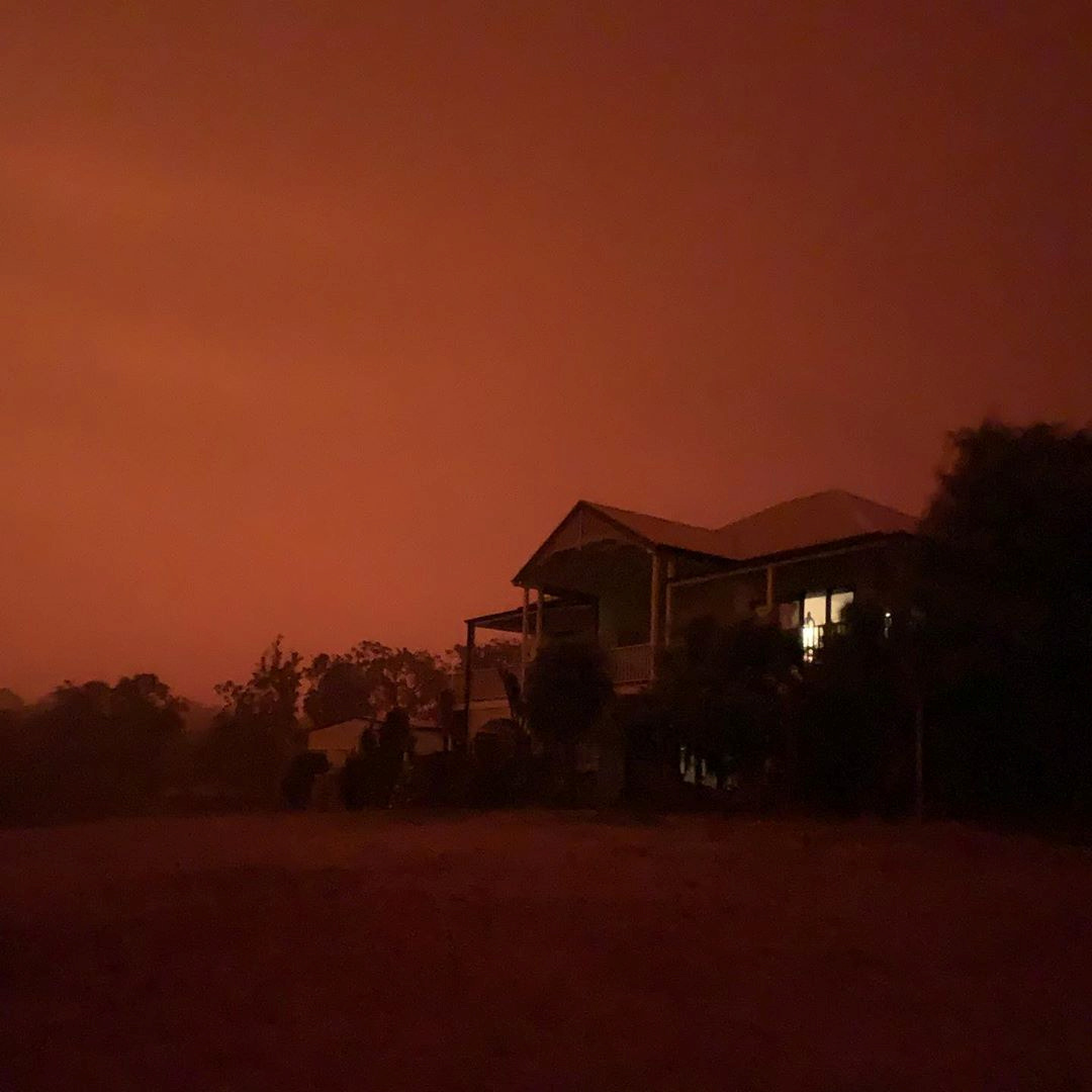 维多利亚省海滨小镇马拉库塔（Mallacoota）遭到野火侵袭，天空被染成红色一片。-路透社-