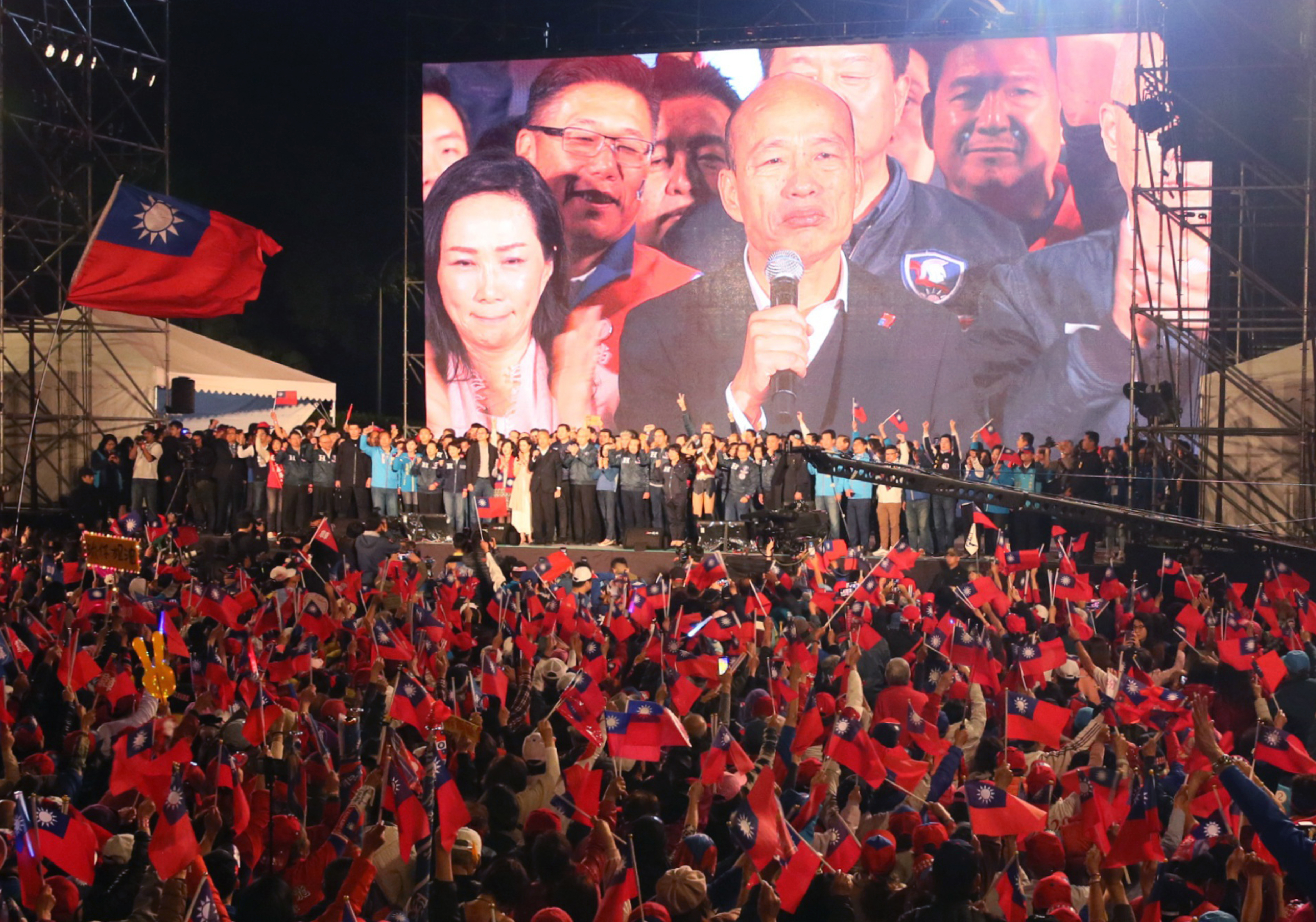 国民党参选人韩国瑜周四晚在台北总统府前凯道举行造势大会，主办方称当晚参与集会的人数突破100万。-读卖新闻-