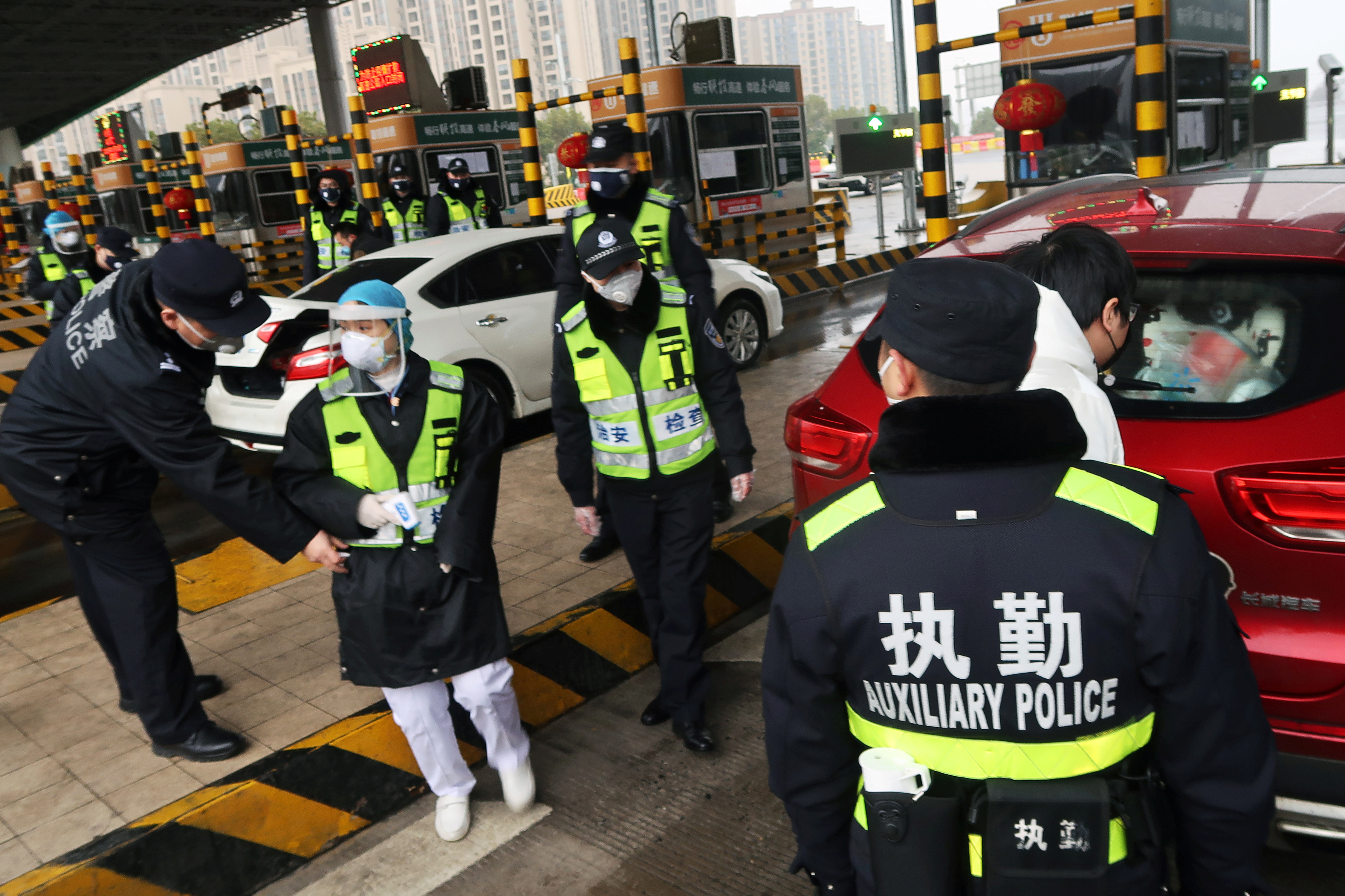 Police officers wearing masks check the boot of a car for smuggled wild animals following the outbreak of a new coronavirus, at an expressway toll station on the eve of the Chinese Lunar New Year celebrations, in Xianning January 24, 2020. u00e2u20acu201d Reuters pic