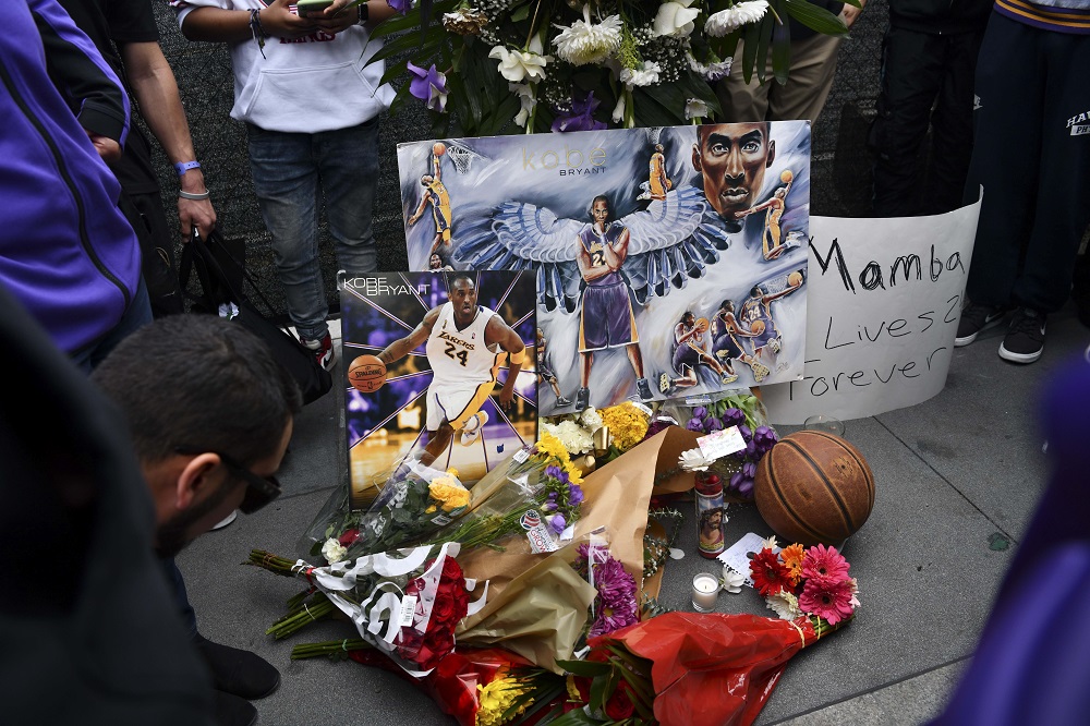 球迷们纷纷献上海报和花篮悼念NBA传奇球星科比布莱恩。-USA TODAY Harrison Hill摄/摘自路透社-