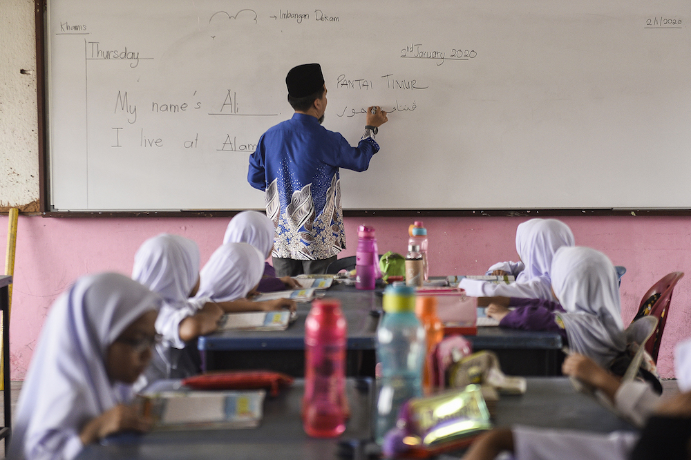 Students learn jawi on their first day of school at SK Seksyen 16 in Shah Alam January 2, 2020. u00e2u20acu201d Picture by Miera Zulyana