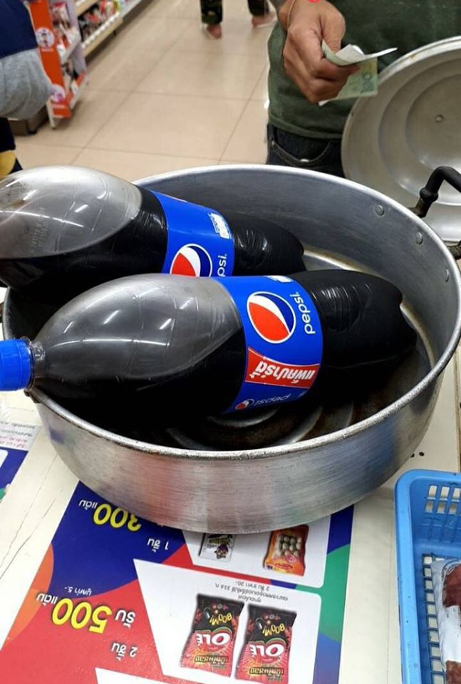 买两瓶汽水不是直接手提比较快吗？-图摘自脸书 ROV ไหมละ-