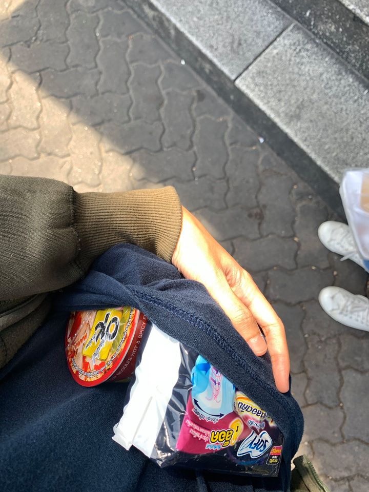 没有塑料袋只能“抱着”回家！-图摘自脸书 ROV ไหมละ-