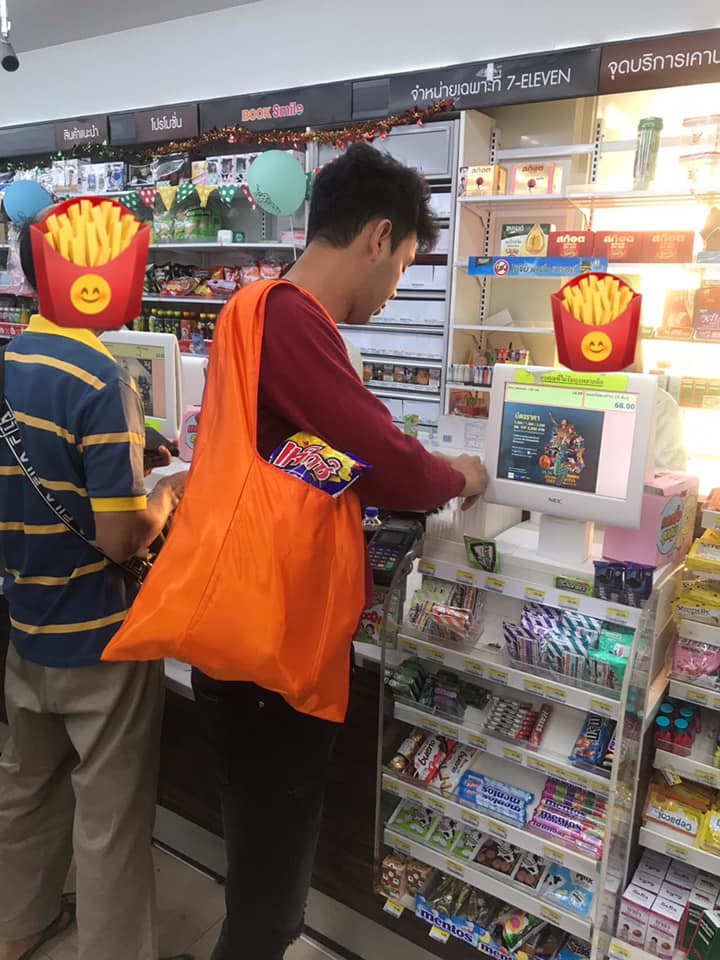 还有人拿出和尚出门化缘的布袋当购物袋！-图摘自脸书 ROV ไหมละ-