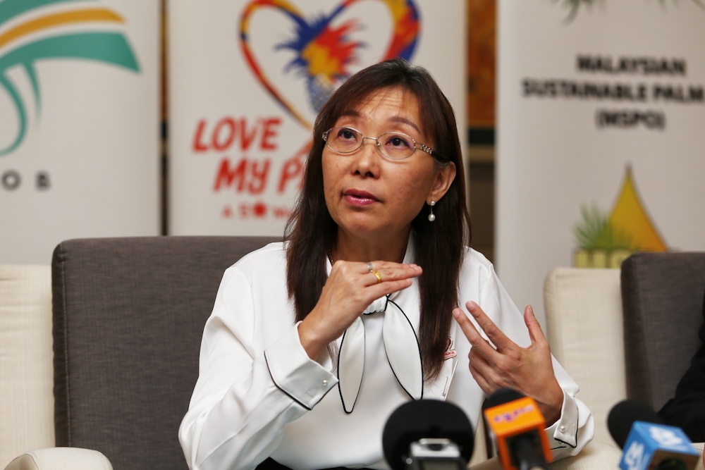 Primary Industries Minister Teresa Kok answers questions during a press conference after launching the Palm Oil Economic Review and Outlook Seminar 2020 in Kuala Lumpur January 16, 2020. u00e2u20acu201d Picture by Choo Choy May