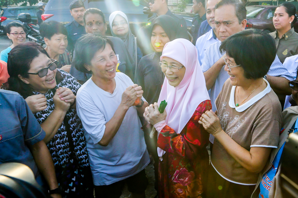 Deputy Prime Minister Datuk Seri Dr Wan Azizah Wan Ismail distributes mandarin oranges in conjunction with Lunar New Year celebrations in Pandan Jaya, Ampang January 19, 2020. u00e2u20acu201d Picture by Firdaus Latif