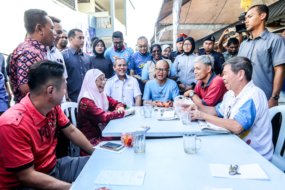 Deputy Prime Minister Datuk Seri Dr Wan Azizah Wan Ismail distributes mandarin oranges in conjunction with Lunar New Year celebrations in Pandan Jaya, Ampang January 19, 2020. u00e2u20acu201d Picture by Firdaus Latif