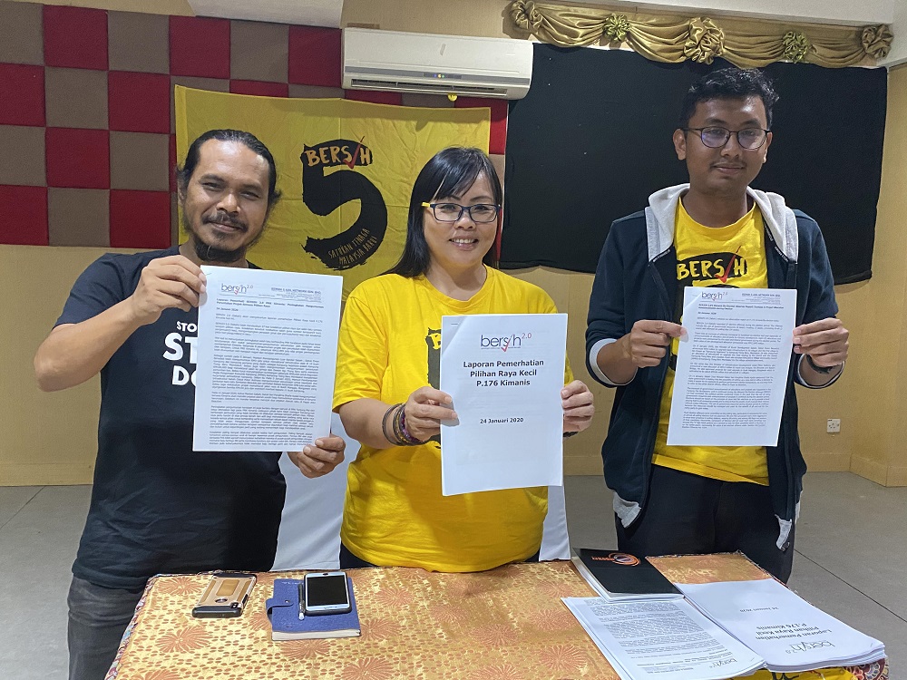 Bersih 2.0 vice chairman Beverly Joeman (centre) and coordinator Asraf Sharafi at the press conference to announce its Kimanis by election findings, in Kuching January 24, 2020. u00e2u20acu201d Picture by Julia Chan