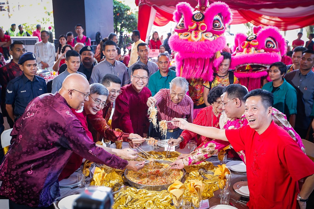Prime Minister Tun Dr Mahathir Mohamad (centre) and Gerakan president Datuk Dominic Lau (fourth left) toss Yee Sang during the Chinese New Year Open House at the PGRM Tower January 25, 2020. u00e2u20acu201d Hari Anggara