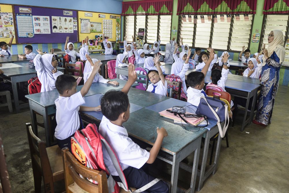 Primary school students start their new school term at Sekolah Kebangsaan Seksyen 16 in Shah Alam January 2, 2020. u00e2u20acu201d Picture by Miera Zulyana