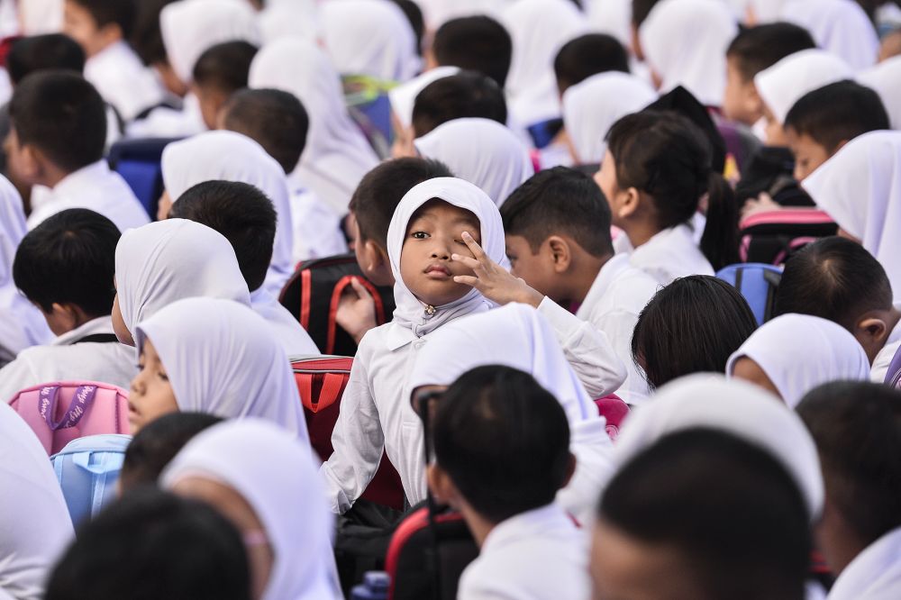 Primary school students start their new school term at Sekolah Kebangsaan Seksyen 16 in Shah Alam January 2, 2020. u00e2u20acu201d Picture by Miera Zulyana