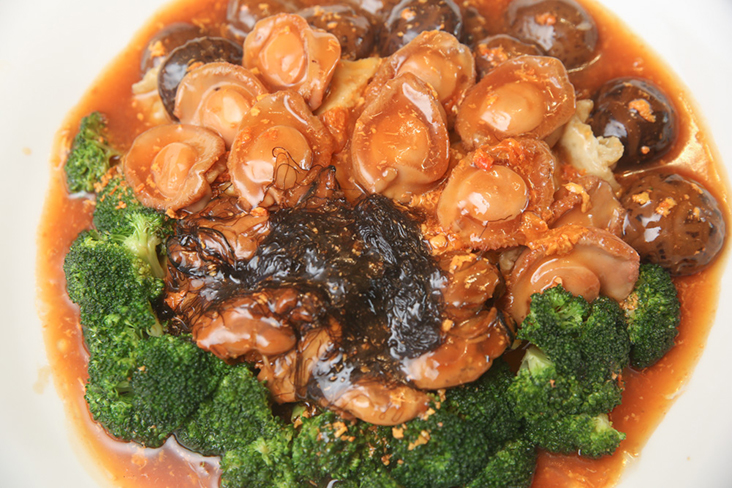 鲍鱼菜品里的鲍鱼，都会完美的呈现溏心，此外，自家自制的豆干吸附了所有材料的精华，真是一口豆干尝尽所有食材的美味！-Choo Choy May-