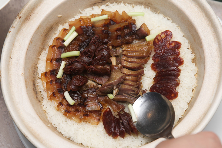 名气爆棚的腊味饭，用瓦锅烹煮后，底下香脆的锅巴，为米饭增添了丰富的香气。-Choo Choy May-