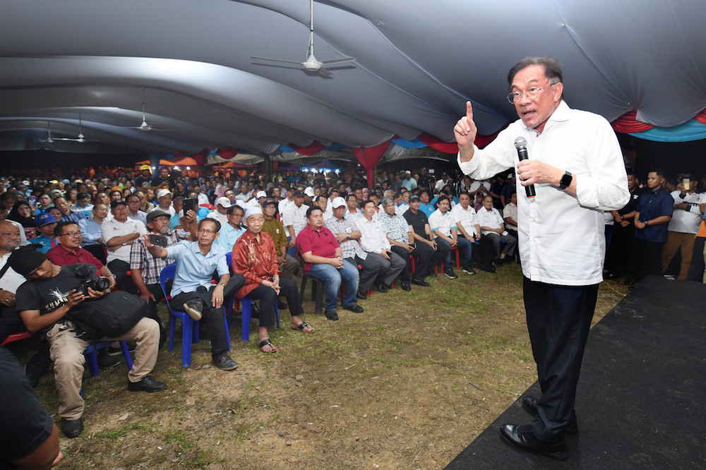 Datuk Seri Anwar Ibrahim speaks during a ceramah held in conjunction with the Kimanis by-election at Kampung Pimping in Membakut January 14, 2020. u00e2u20acu201d Bernama pic