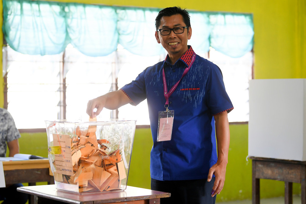 Barisan Nasional candidate for the Kimanis by-election Datuk Mohamad Alamin casts his ballot at Sekolah Kebangsaan Our Lady of Fatima (M) in Kelatuan January 18, 2020. u00e2u20acu201d Bernama pic