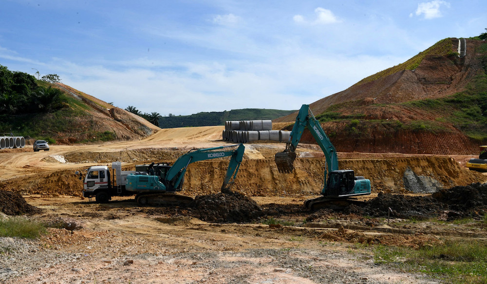 Contractors carry out construction work on the Pan Borneo Highway near Jalan Mawao Membakut in Membakut January 7, 2020. u00e2u20acu201d Bernama pic