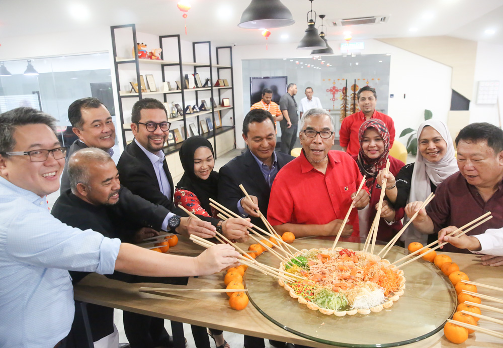 Deputy Entrepreneur Development Minister Datuk Hatta Ramli takes part in a Yee Sang toss with the Malay Mail editorial team during his visit January 20, 2020. u00e2u20acu201d Picture by Choo Choy Mayn
