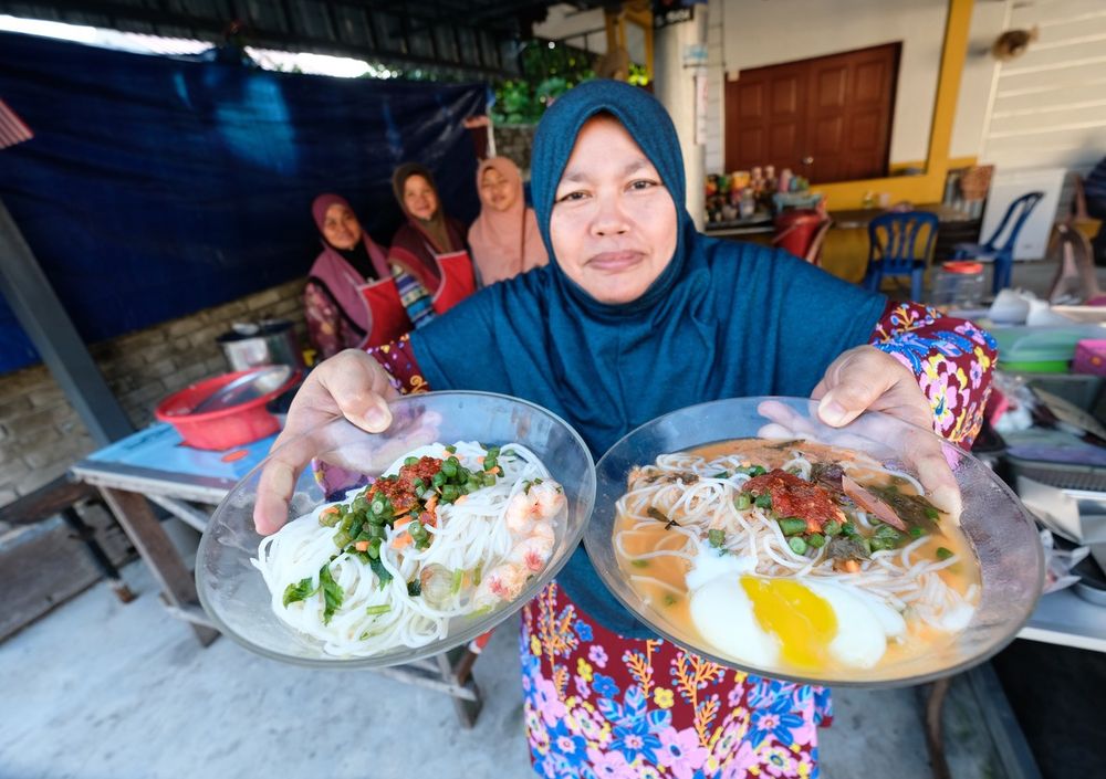 Laksa seller Noraimi Hashim, 48, shows Laksa Mi Pangkor sold at her shop in Telok Gadong, Pulau Pangkor, January 27, 2020. u00e2u20acu201d Bernama pic