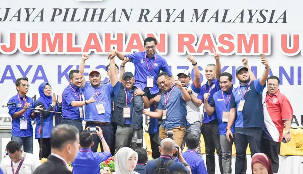 Barisan Nasional leaders celebrate the coalition partyu00e2u20acu2122s by-election victory in Kimanis as Datuk Mohamad Alamin was announced the winner with a 2,029-vote majority. u00e2u20acu201d Picture courtesy of Sabah Information Department 