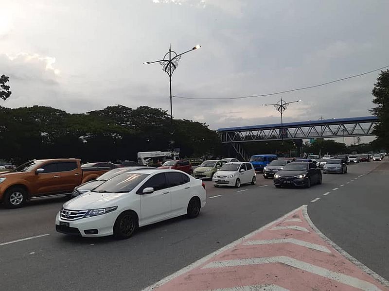 新山士亚依淡第12公里因为巴士抛锚出现车龙。--Police Daerah Johor Bahru Utara脸书-